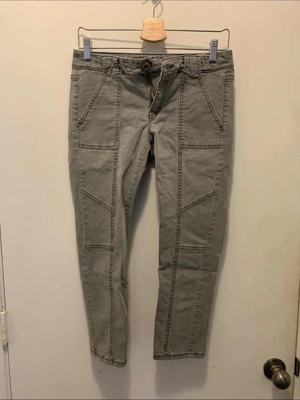 American Eagle Outfitters Olive Green Cargo Capris - Picture 1 of 4